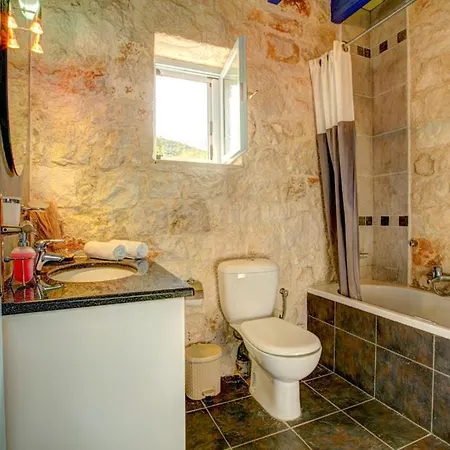 Sleeps 4 Pool Air Con Wifi T604840