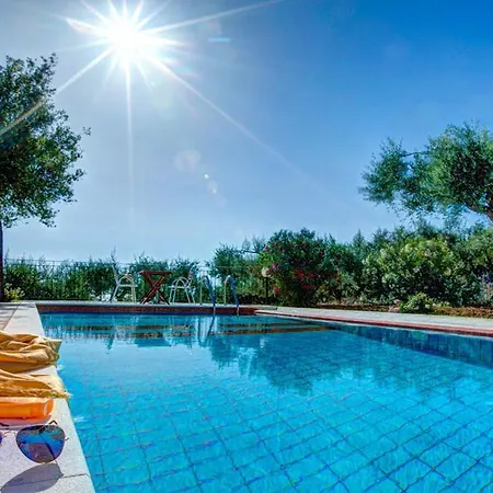 Sleeps 4 Pool Air Con Wifi T604840