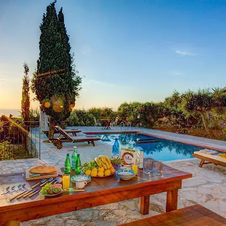 Sleeps 4 Pool Air Con Wifi T604840