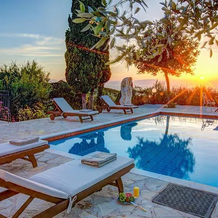 Villa Sleeps 4 Pool Air Con Wifi T604840 *